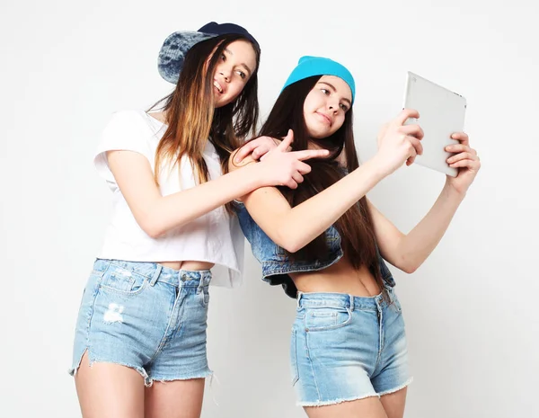 Dos adolescentes amigos, hembra hipster, tomando selfie con tableta digital —  Fotos de Stock