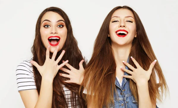 Dos amigas jóvenes divirtiéndose. Ambos haciendo caras sorprendidas. —  Fotos de Stock