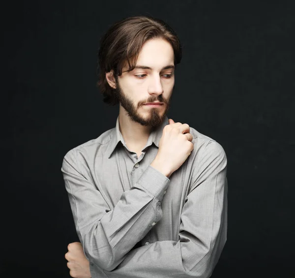 人々,ストレス,緊張と片頭痛の概念.灰色のシャツを着た若い男が悲しくて落ち込んでいる. — ストック写真