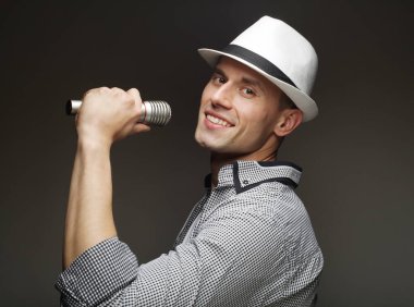 Yaşam tarzı ve insan konsepti: mikrofonlu genç şarkıcı