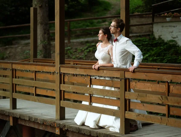 Recém-casados na ponte, dia de verão, felicidade e romance. — Fotografia de Stock