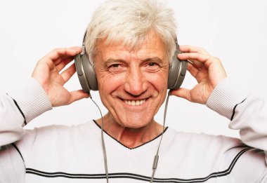 Gülümseme portresi. Kulaklıklı yaşlı adam.