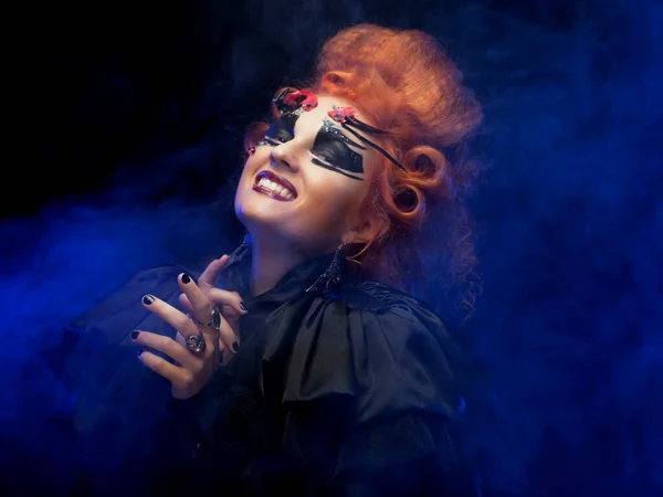 할로윈 뱀파이어 여자 사진. 아름다운 화려 한 패션 섹시 한 뱀파이어 여인붉은 머리. — 스톡 사진