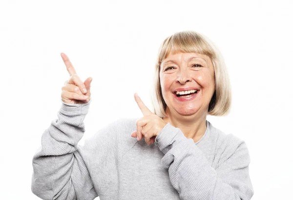 Foto retrato de velha senhora feliz ter ideia levantando o dedo para cima isolado no fundo branco — Fotografia de Stock