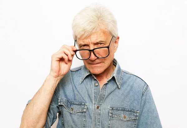 Idős kor, probléma és az emberek koncepció, közelről idős férfi szemüvegben gondolkodás fehér háttér — Stock Fotó