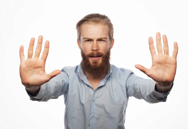 Ung man bär casual blå skjorta rädd och skräckslagen med rädsla uttryck stoppa gest med händerna, skriker i chock. — Stockfoto