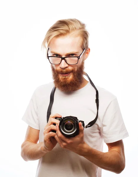 Mladý vousatý fotograf nosí brýle a dívá se na fotografie na obrazovce kamery — Stock fotografie