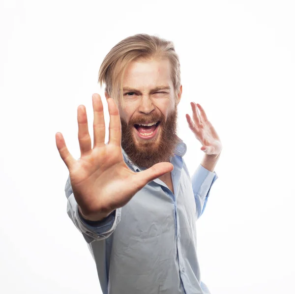 Ung man bär casual blå skjorta rädd och skräckslagen med rädsla uttryck stoppa gest med händerna, skriker i chock. — Stockfoto