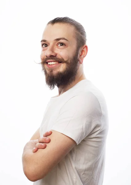 Lifestyle- und People-Konzept: Bärtiger junger Mann mit weißem T-Shirt und verschränkten Armen vor weißem Hintergrund — Stockfoto