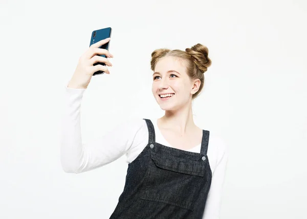 Приваблива молода жінка бере селфі з мобільним телефоном . — стокове фото