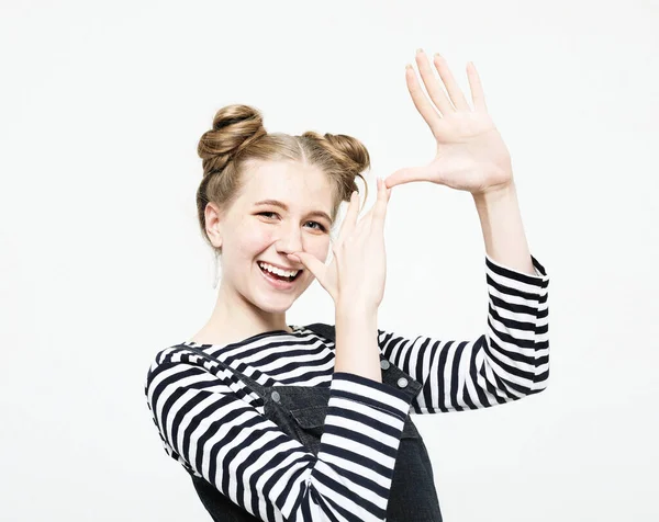 Bella giovane donna fare un gesto divertente con le dita su sfondo bianco — Foto Stock