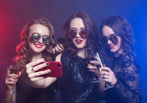 Közelkép a csoport nevető lányok bulizás, hogy szelfi okostelefon — Stock Fotó
