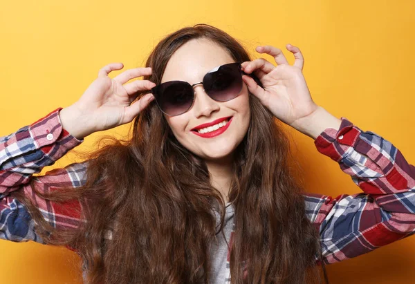 Stile di vita, emozione e concetto di persone: Giovane donna sorpresa che indossa casual su sfondo giallo — Foto Stock