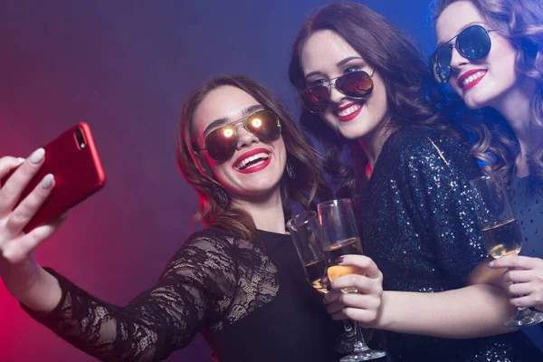 Nahaufnahme einer Gruppe lachender Mädchen, die Party machen, Selfie mit dem Smartphone machen — Stockfoto