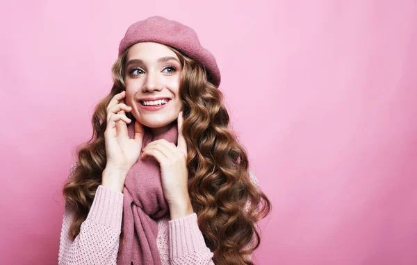 Lifestyle, Emotion und People-Konzept: Schöne junge lächelnde Frau mit langen welligen Haaren in rosa Hemd und Baskenmütze — Stockfoto