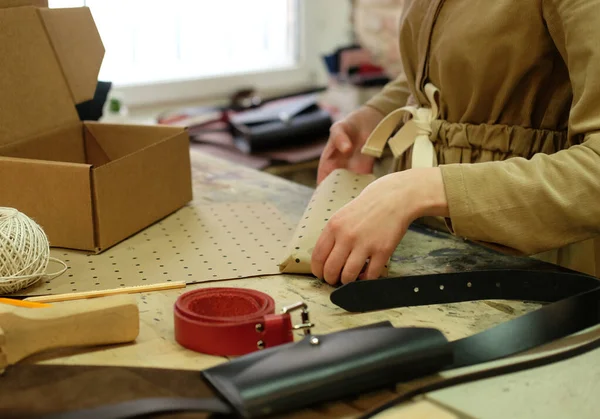 Lifestyle, freelance et home business concept : jeune femme plie boîte d'emballage dans l'atelier de couture — Photo