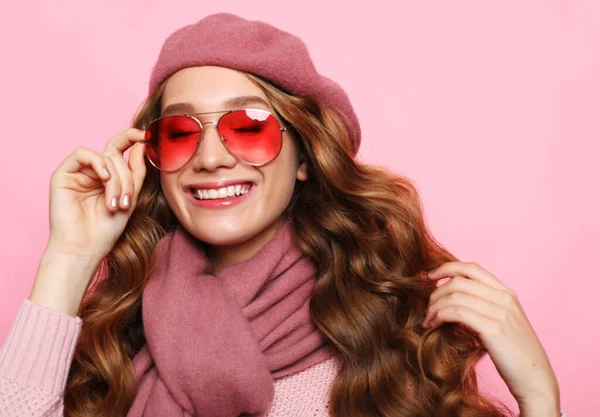 Estilo de vida, emoción y concepto de la gente: Hermosa joven sonriente con el pelo ondulado largo con camisa rosa y boina —  Fotos de Stock