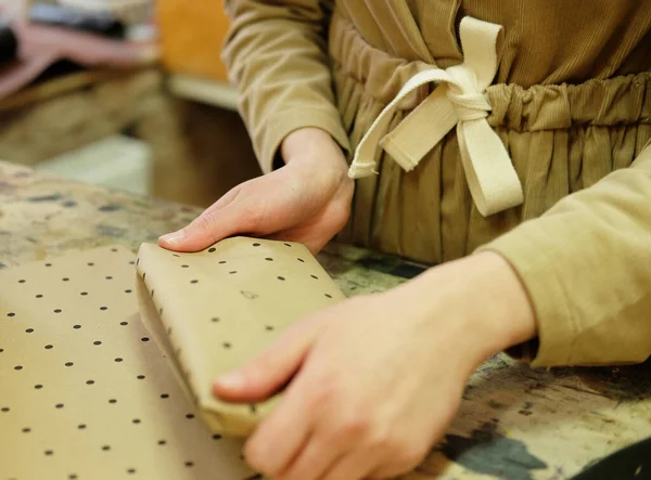 Lifestyle, freelance et home business concept : jeune femme plie boîte d'emballage dans l'atelier de couture — Photo