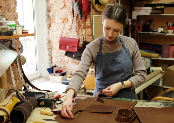 Lifestyle, freelance en home business concept: jonge vrouw werkt in een bag making studio — Stockfoto