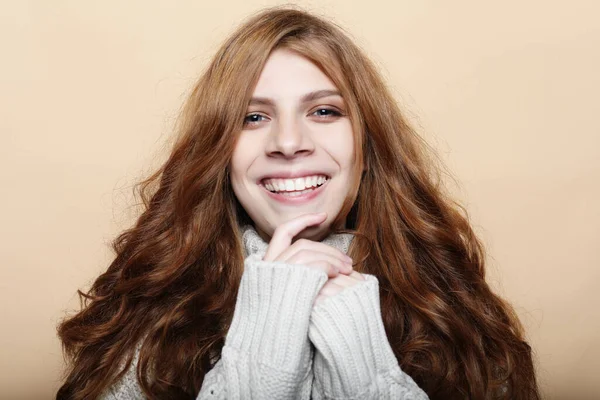 Mujer joven y emotiva sonríe y toca su cara. Felicidad y alegría. Concepto de estilo de vida y personas. — Foto de Stock