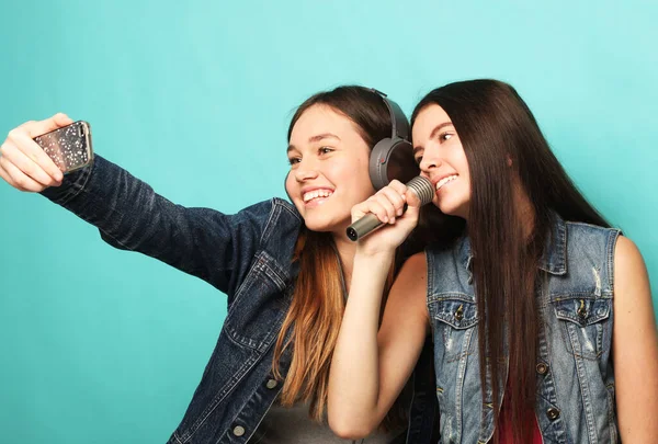 Duas mulheres hipster beleza com um microfone tomar selfi — Fotografia de Stock