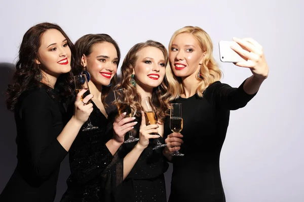 Close-up tiro de grupo de garotas rindo fazendo festa, tirar selfie com smartphone. — Fotografia de Stock