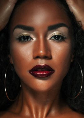 Güzellik mankeni. Siyah kadın güzel, parlak bir makyaja sahip. Afro-Amerikalı kız. Güzel bir kadın yüzü..