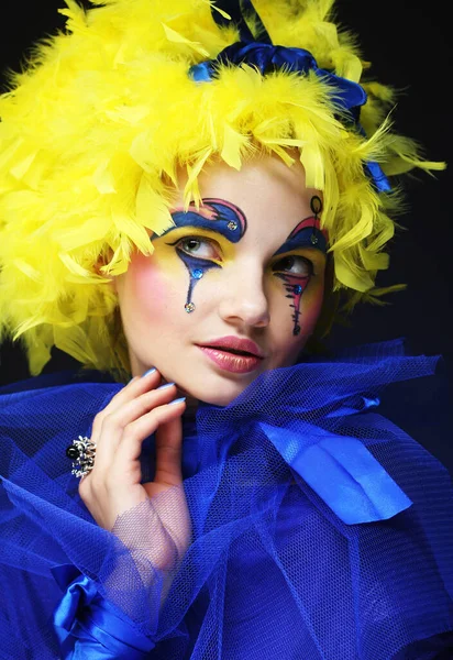 Close-up de um rosto de uma menina com visagem criativa e peruca amarela. — Fotografia de Stock