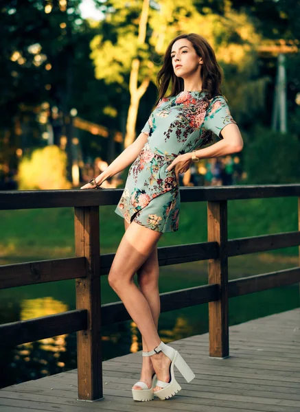 Hermosa joven mujer de moda al aire libre. Modelo romántico en traje de verano cerca de río o lago. — Foto de Stock