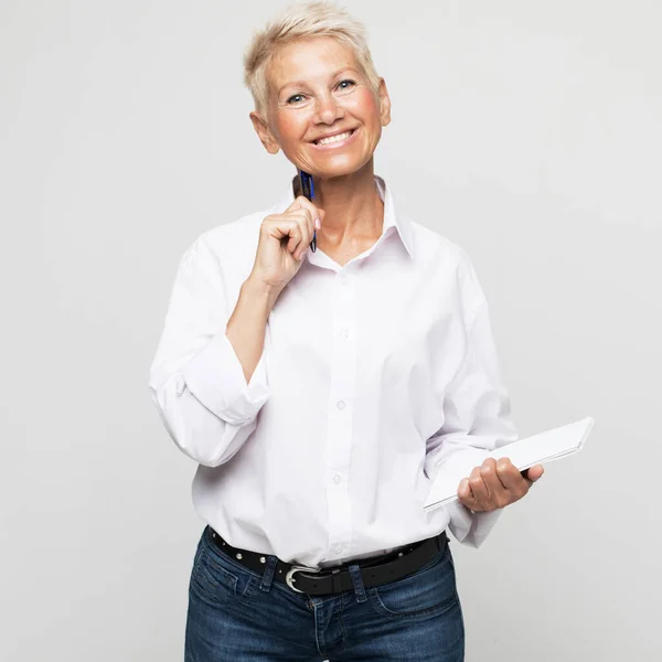 Old people, lifestyle and education concept: Photo portrait of smiling senior female teacher writing notes in organizer — Stock Photo, Image