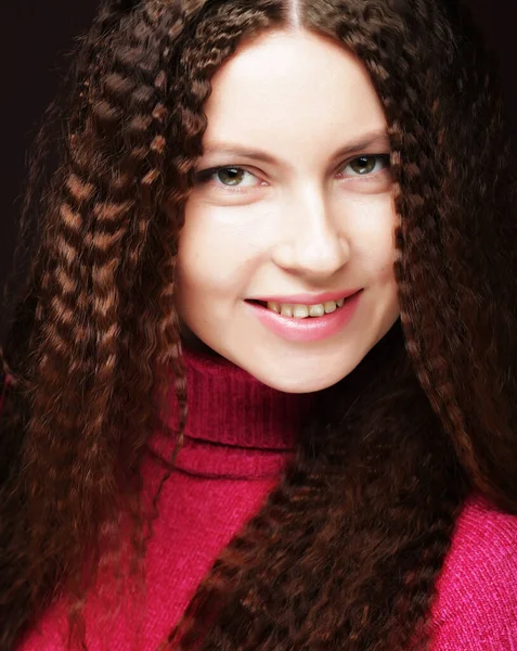 Hermosa chica con el pelo ondulado largo. Morena con peinado rizado. Primer plano de imagen. — Foto de Stock