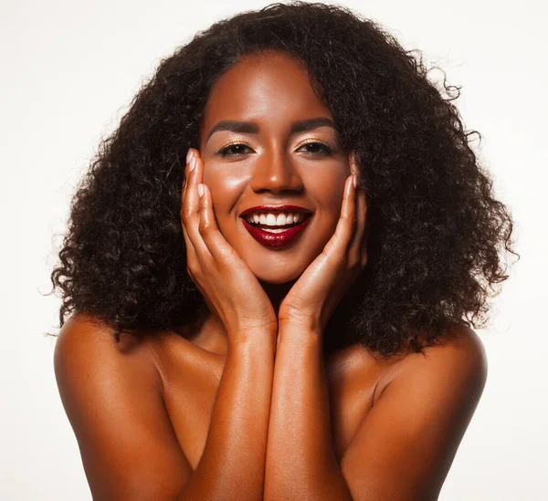 Zwarte huid schoonheid vrouw gezonde tanden glimlach vrouw mooi model gezicht huidverzorging — Stockfoto