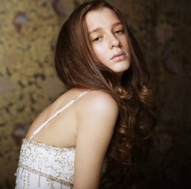 Mükemmel ciltli ve kıvırcık saçlı sarışın bir kadının fotoğrafı. Gençlik ve Güzellik.