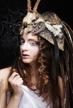 Yaratıcı makyajlı genç bir kadın. Cadılar Bayramı teması.