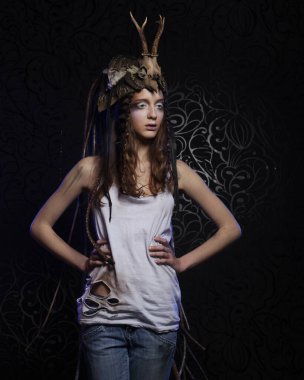 Yaratıcı makyajlı genç bir kadın. Cadılar Bayramı teması.