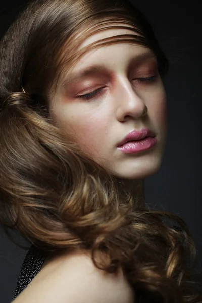 Beauty concept: Όμορφο κορίτσι με μακριά κυματιστά μαλλιά. Ξανθιά με σγουρά μαλλιά και ροζ χείλη. — Φωτογραφία Αρχείου