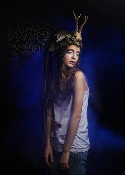 Ung kvinna med kreativ make up. Halloween-tema. — Stockfoto