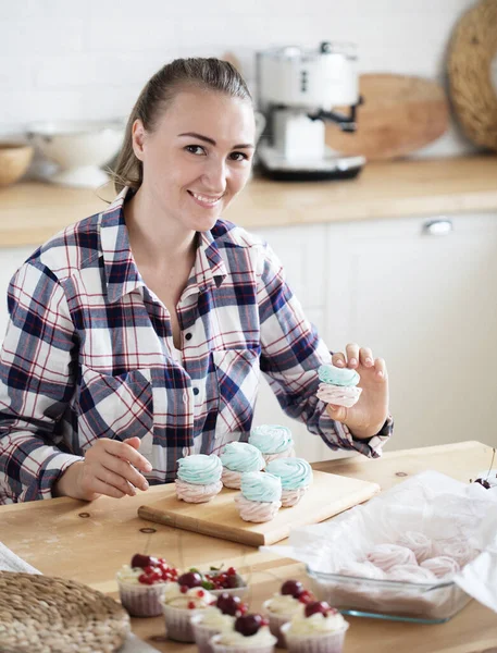 Beautiful woman pastry chef makes sweet cakes in kitchen — Stock Photo, Image