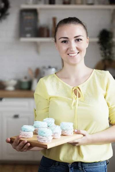 Lifestyle, food, people and small business concept: Young baker woman holding big marshmallows. — Stock Photo, Image