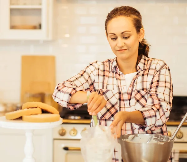 Young woman pastry chef works with cream. Delicious pastries. Hobby. Small home business. — Stock Photo, Image