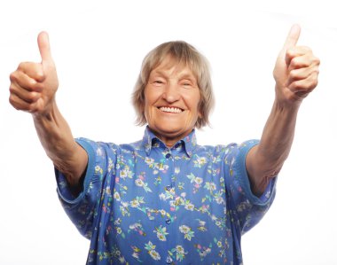 yaşlı bir kadın beyaz bir arka plan üzerinde gösterilen ok işareti