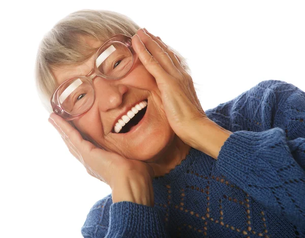 Feliz sorprendida mujer mayor mirando a la cámara — Foto de Stock