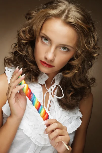 Νεαρή γυναίκα με πολύχρωμο γλειφιτζούρι — Φωτογραφία Αρχείου