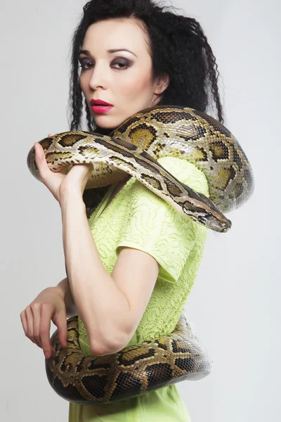 Красивая женщина со змеей — стоковое фото