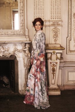 Şöminenin yanında poz kadın