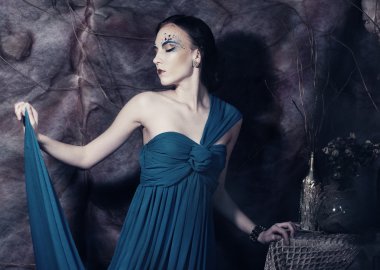 Mavi elbiseli genç bayan.