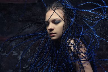 Mavi rastalı gotik kadın..