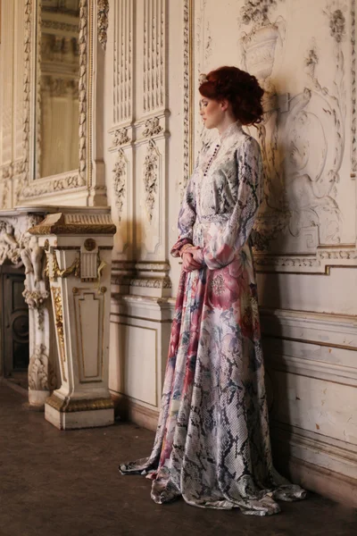 Hermosa mujer de pie en la sala del palacio. —  Fotos de Stock