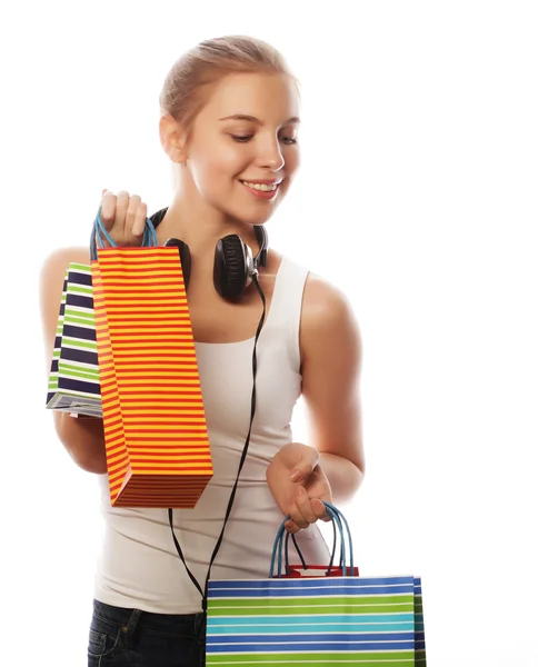 Jovem mulher sorridente feliz com sacos de compras — Fotografia de Stock