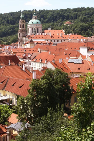 Σπίτια με παραδοσιακές κόκκινες στέγες στην Πράγα — Φωτογραφία Αρχείου